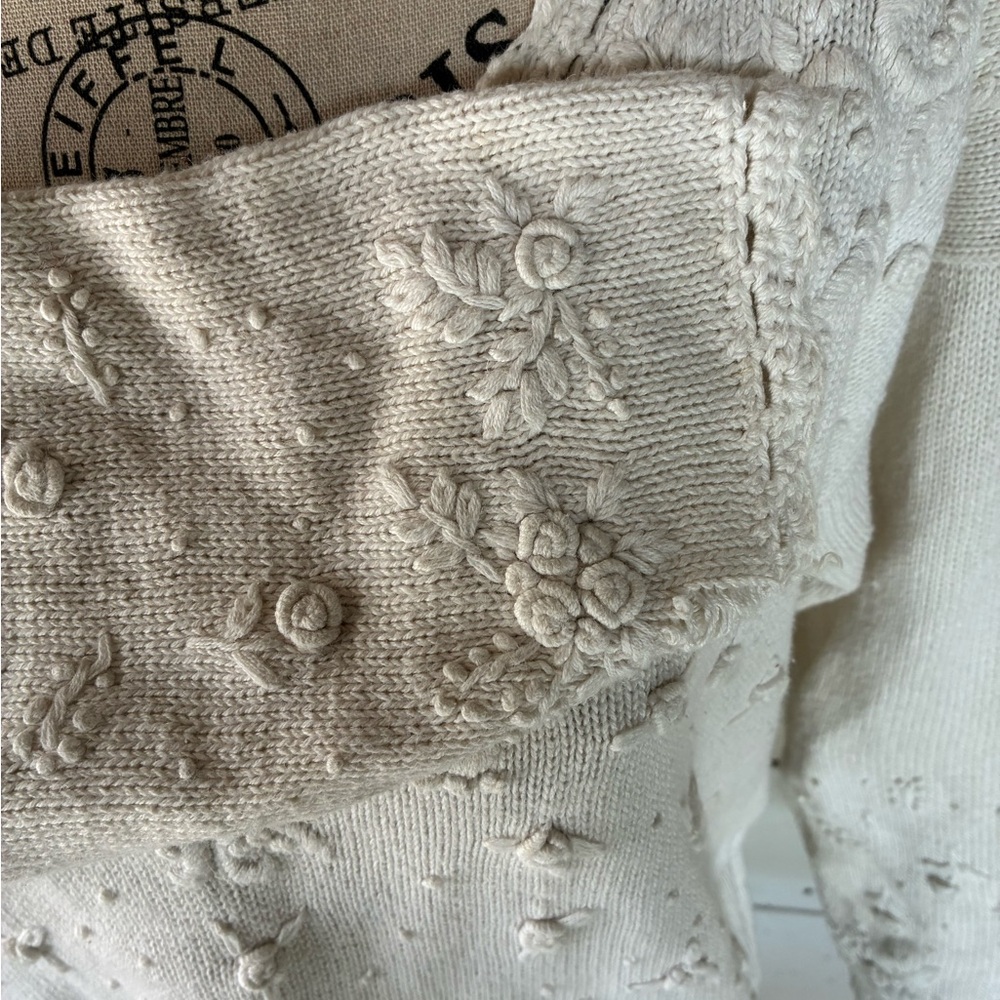 Elegant Cream V-Neck Sweater with Floral Accents - Picture 4 of 5